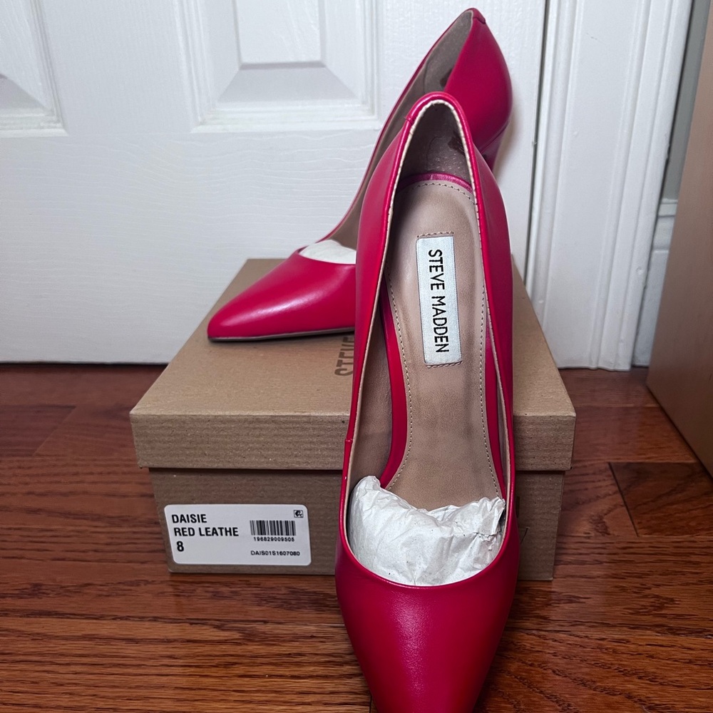 Steve Madden NEW red heels.